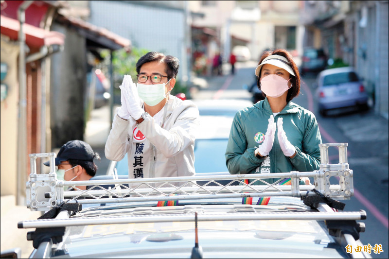 高雄市長陳其邁連任成功，昨天展開謝票車掃行程。（記者李惠洲攝）