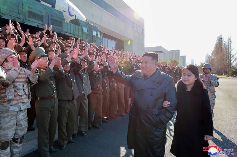 北韩官媒27日再次刊出金正恩和次女金朱爱视察军队的相关照片，还称她为「尊贵的千金」和金正恩「最爱的子女」。（法新社）(photo:LTN)