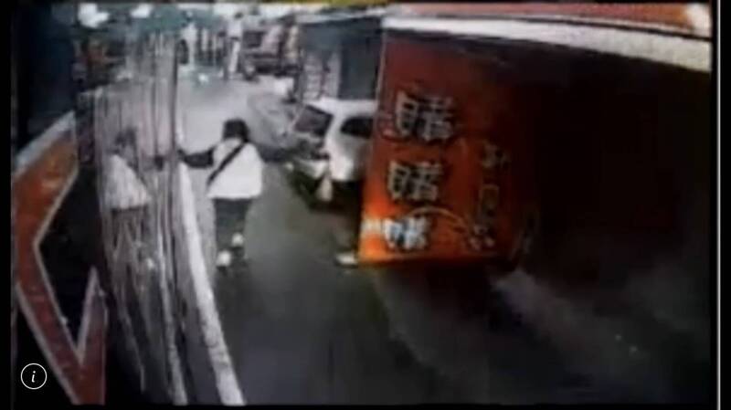 桃市府交通局調閱李姓女學生(圖中)在公車站牌前搭乘公車突然關門夾到,被拖行約7秒的受傷畫面。(記者李容萍翻攝) 桃市府交通局調閱李姓女學生(圖中)在公車站牌前搭乘公車突然關門夾到,被拖行約7秒的受傷畫面。(記者李容萍翻攝)