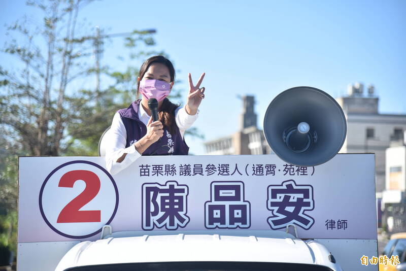 徐定禎競選發言人團隊，在苗栗縣議員選舉中全數當選。圖為陳品安今天謝票畫面。（記者蔡政珉攝）