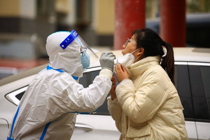近日中国兰州核子华曦实验室的监事「张珊珊」被发现在中国註册高达35间核酸检测机构，据说其公司所在地均会爆发疫情。（法新社）(photo:LTN)