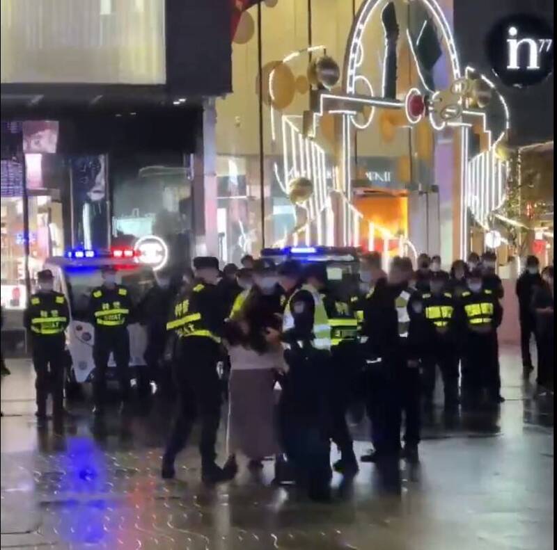 中国大批警员今晚聚集在杭州市商圈in77，当场抓捕一名女子。（撷取自推特）(photo:LTN)