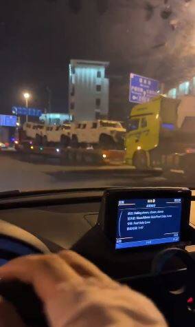 民众在上海街头目击多辆防暴车。（图撷取自推特）(photo:LTN)