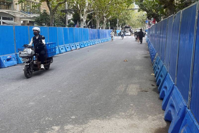 中国上海乌鲁木齐路放起蓝色路障，避免民众聚集抗议。（路透）(photo:LTN)