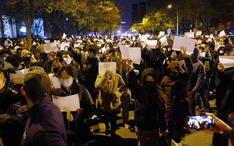 上海市民27日晚间齐聚举白纸抗议。（欧新社）(photo:LTN)