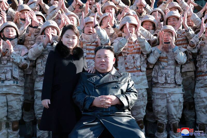 北韩官媒27日再次刊出金正恩和次女金朱爱视察军队的相关照片，还称她为「尊贵的千金」和金正恩「最爱的子女」。（路透）(photo:LTN)