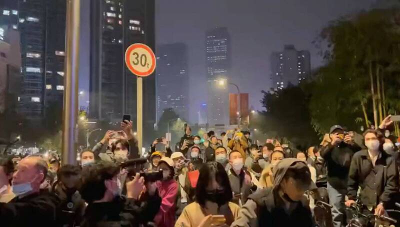 中国四川省成都市27日有大批民众聚集高唿口号，要求解除封控防疫措施，争取言论和新闻自由。（路透）(photo:LTN)