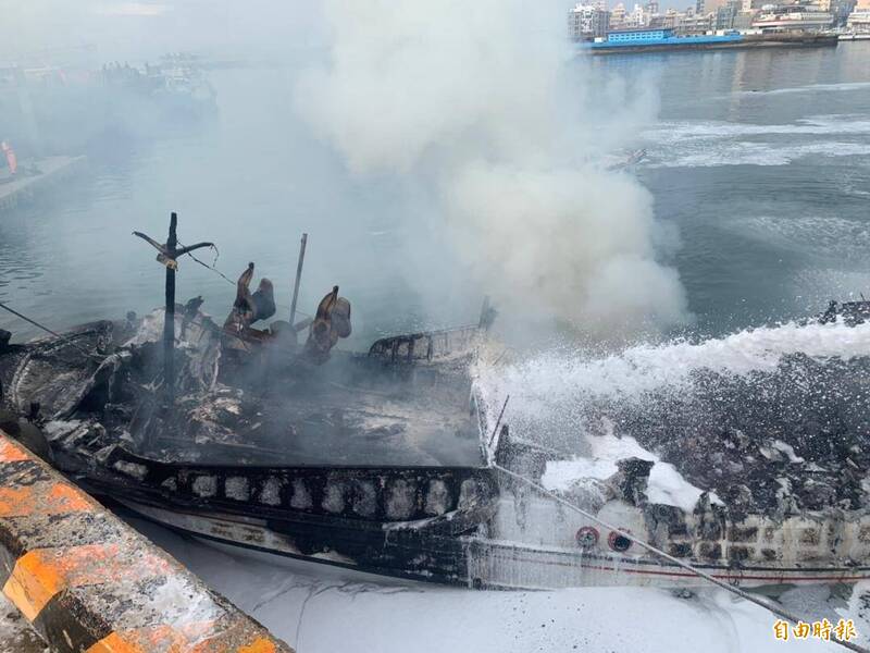 火勢來得又快又急，漁船出現全毀狀態。（記者劉禹慶攝）
