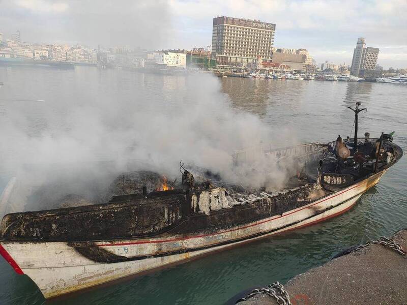 永豐祥號漁船呈現全毀狀態，財物損失慘重。（澎湖縣政府消防局提供）
