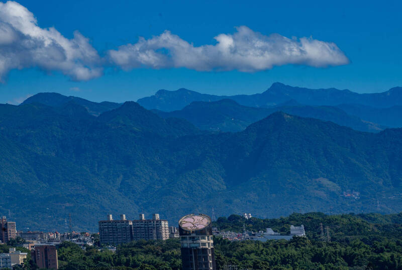 攝影師余信賢自嘉義市東市場附近，拍到清楚的玉山山脈。（余信賢提供）