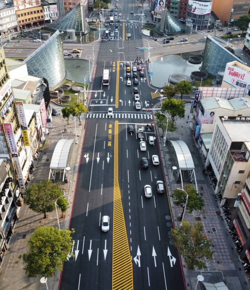 高雄中山路標線改造 設「偏心左轉車道」減少爭道擦撞 - 生活 - 自由時報電子報