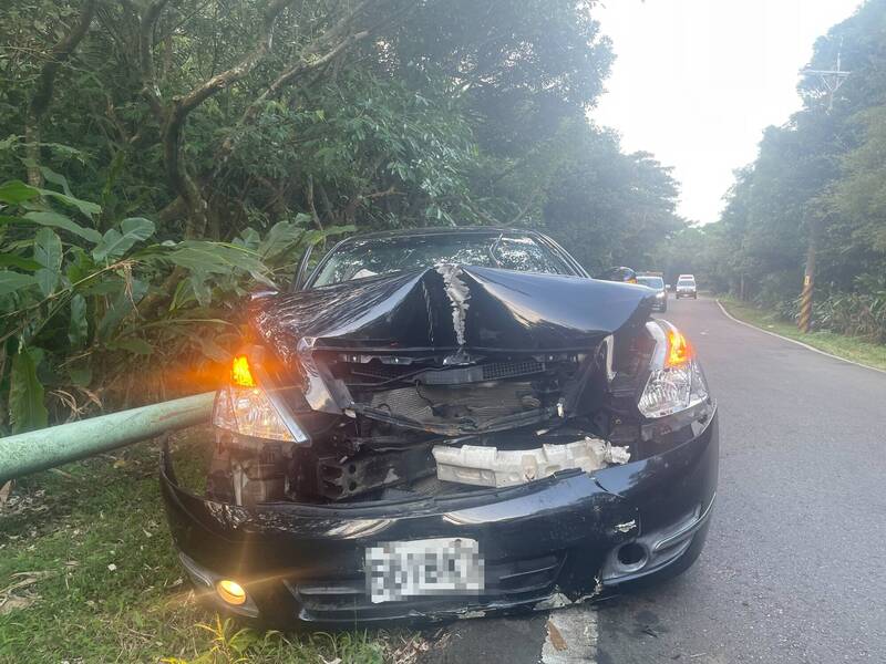 里長自撞電線桿，車頭嚴重凹陷變形。（記者吳昇儒翻攝）