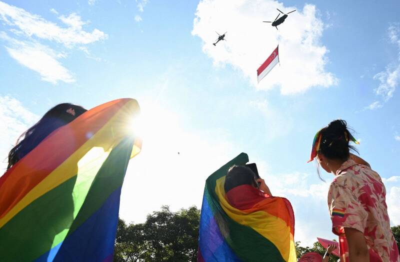 新加坡国会今天通过废除将男男性行为视为犯罪行为的刑法377A条文，同时也修宪限制全面婚姻平权。图为支持者在新加坡芳林公园参加一年一度的「粉红点」活动，公开展示对 LGBT 社区的支持。（法新社）(photo:LTN)
