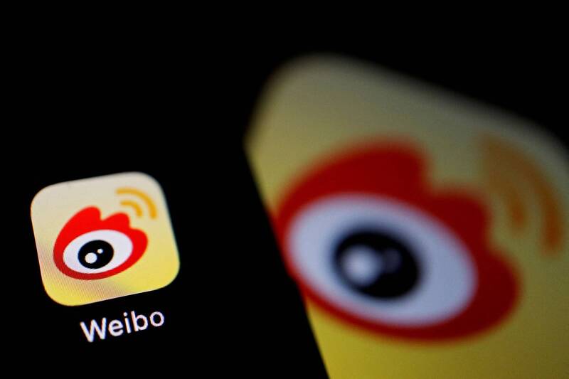 中国国家互联网信息办公室所发布最新版《互联网跟帖评论服务管理规定》将于下月15日正式生效，其中将「点赞」也视为评价的一种形式，专家认为未来恐有「点赞罪」。图为中国社群平台「微博」App。（路透）(photo:LTN)