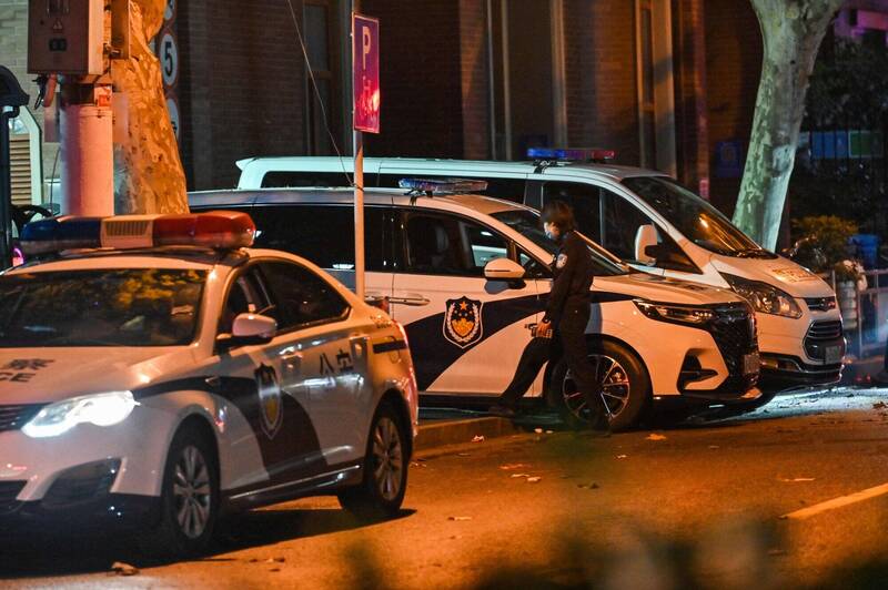 上海乌鲁木齐路附近有多辆警车聚集。（法新社）(photo:LTN)