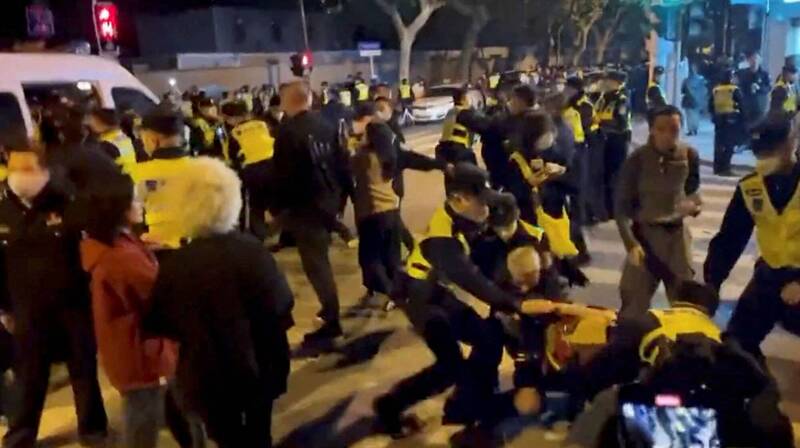 中國警察強硬逮捕抗爭者的相關畫面近日在網上瘋傳。（路透）