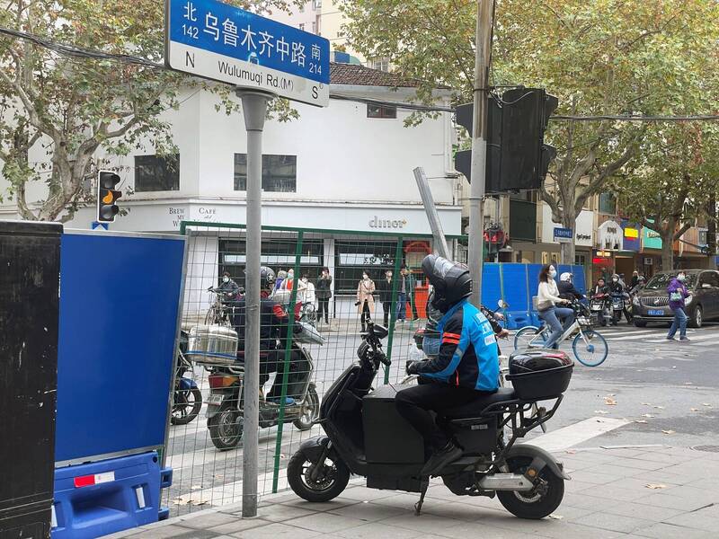 上海市民26、27日集结乌鲁木齐中路抗议后，28日该路段被摆上蓝色路障。（路透）(photo:LTN)