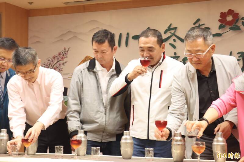 新北市長侯友宜（右二）品嚐新研發「茶慶酒」。（記者翁聿煌攝）