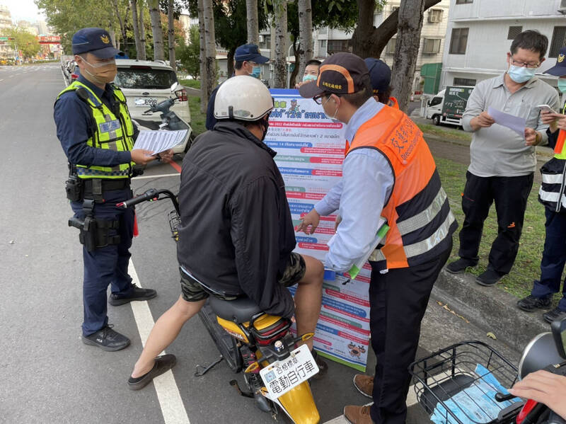 台中區監理所與台中市政府警察局跨機關合作，今日於台中市各重要微電車行駛出入路口，宣導微電車領牌制度政策。（台中區監理所提供）