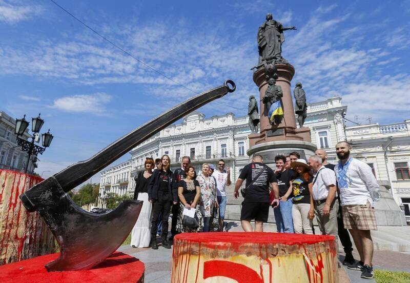 乌克兰敖德萨市民众持续请愿抗争，要求要求拆除市内的俄罗斯女沙皇叶卡捷琳娜二世的纪念雕像。（法新社）(photo:LTN)