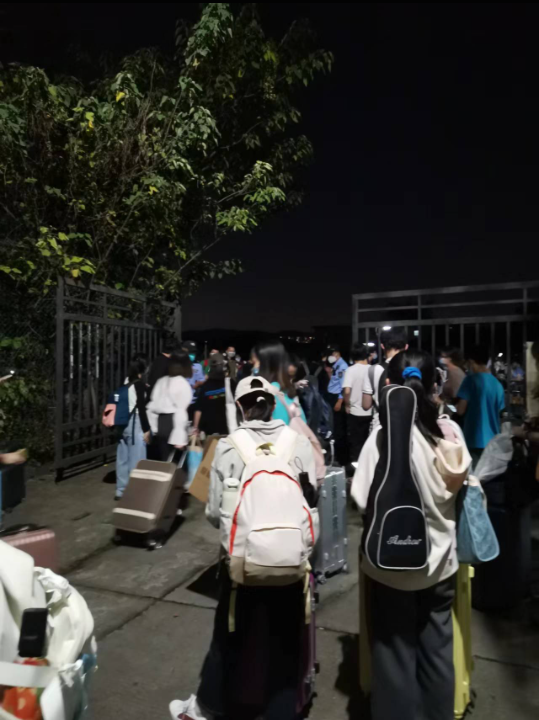 昨晚社群疯传，广州天河区接下来恐面临全域封控，有些学校也突然要求所有学生离校，导致街上出现大批返乡人潮，高速公路也挤满要出城的车辆。在车站也有许多人搭不上车，只能被迫就地露宿。（图撷自推特）(photo:LTN)
