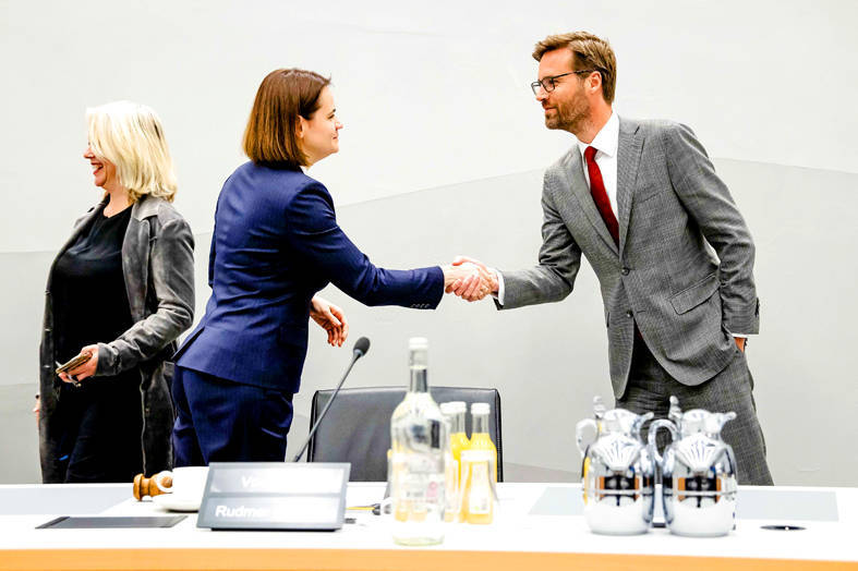 Dutch Representative Sjoerd Sjoerdsma, right, shakes hands with Belarusian opposition leader Sviatlana Tsikhanouskaya, center, at the Dutch House of Representatives in The Hague on April 20.
Photo: EPA-EFE