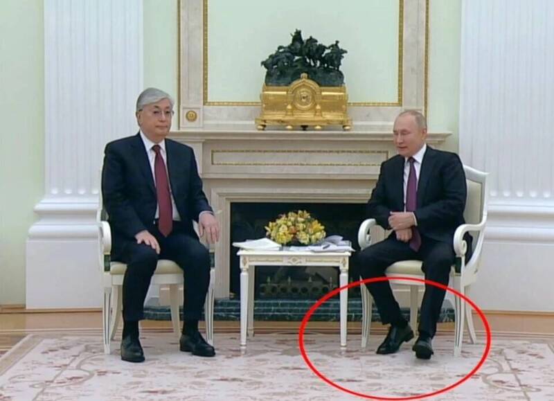 普廷（右）与哈萨克总统托卡叶夫会谈，被拍到左脚不停抽搐。（欧新社）(photo:LTN)