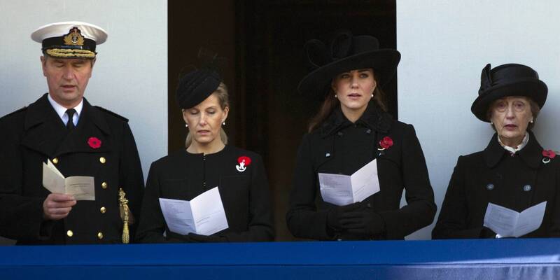 英国王储威廉王子的教母、赫西夫人（右1）因种族主义发言陷入争议，週三为此道歉，并宣布请辞王室资深助理一职。（法新社）(photo:LTN)