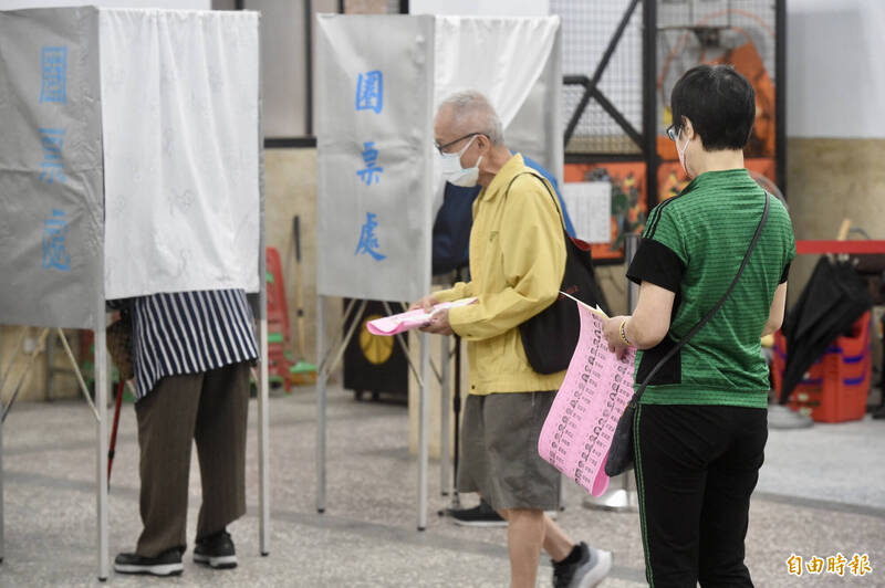 網傳投票人數與票數不同時，參選人可以用簽名簿直接向大法官聲請釋憲調查，大法官若決定釋憲，當下就可立即驗票。經查證，網傳內容於法規上並無依據。示意圖。（資料照）