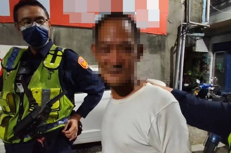 醉男走在路上遭員警攔查,原來是派出所「熟面孔」的慣竊。(圖由民眾提供) 醉男走在路上遭員警攔查,原來是派出所「熟面孔」的慣竊。(圖由民眾提供)