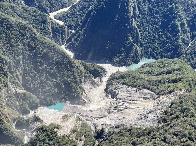 玉山國家公園東部園區樂樂溪上游山崩形成堰塞湖，主流（圖右）出現35萬立方公尺堰塞湖，支流（圖左）也有一個較小的堰塞湖。圖遠處為樂樂溪往下游方向。（林務局花蓮林管處提供）