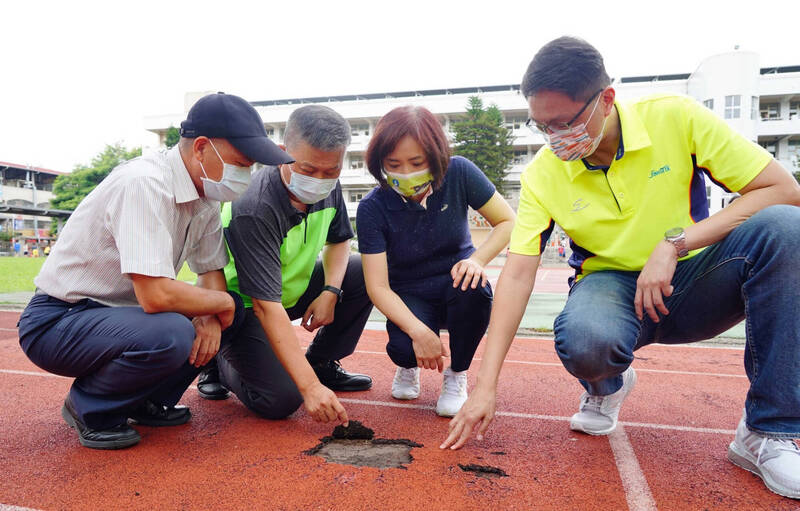 立委何欣純邀集市議員、學校等相關單位進行會勘如何改善校園跑道。（何欣純提供）