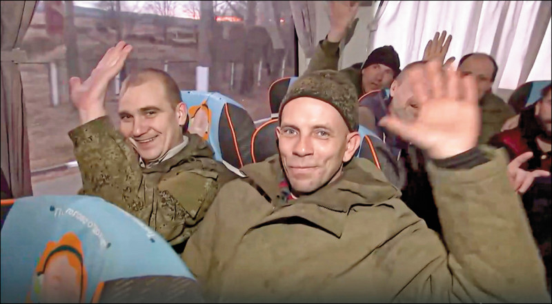 乌俄两军一日交换战俘，各自释放约五十人，俄国国防部公布的照片显示，获释的俄军士兵开心对镜头微笑招手。乌国总统泽伦斯基说，开战迄今已有超过一千三百名战俘返回乌国。（美联社）(photo:LTN)