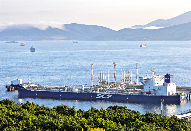 欧盟执委会订出俄国原油价格上限为每桶六十美元，可望在五日实施禁运令。图为停泊在海参崴东南方纳霍德卡港的俄国油轮。（路透档案照）(photo:LTN)