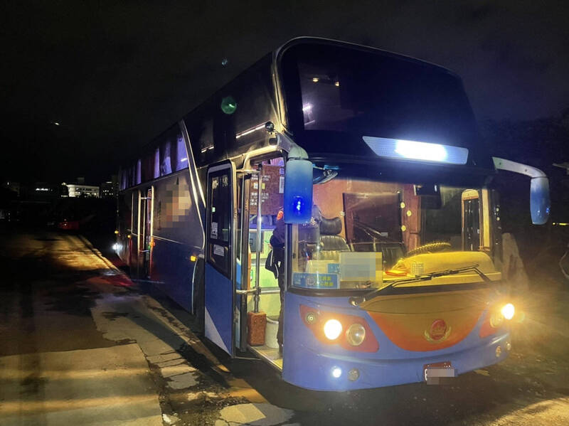 女童先被遊覽車擦撞後倒地，又被自小客車輾過。（記者魏瑾筠翻攝）