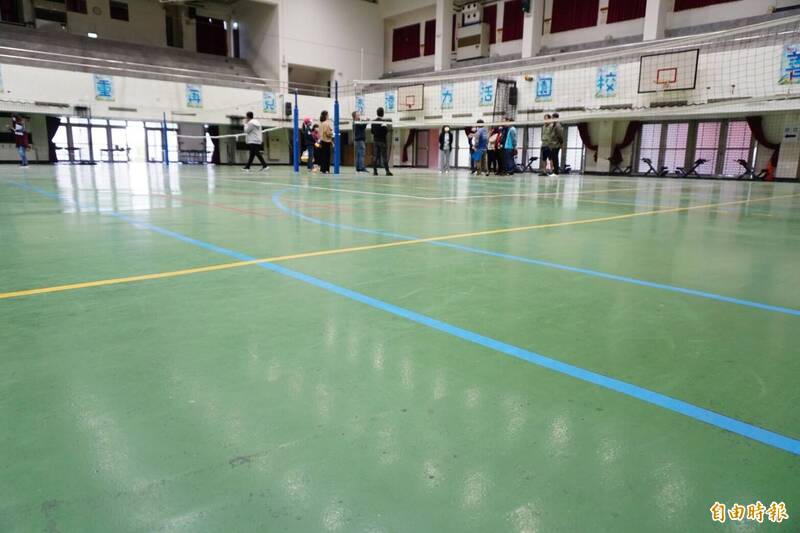 潭秀國中排球隊PU水泥鋪面克難訓練 將斥資千萬元汰換櫸木地板 - 生活 - 自由時報電子報