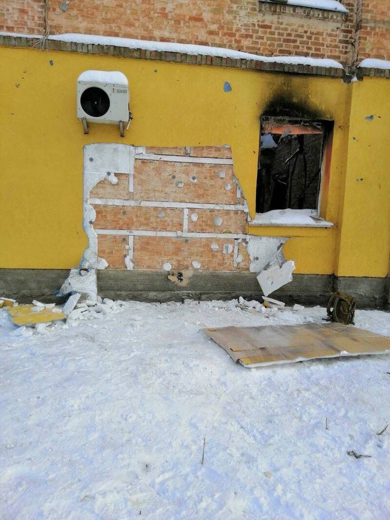 12月2日所见乌克兰霍斯托梅尔（Hostomel）一处原本有班克西涂鸦的建筑物外墙，遭人挖走后，露出砖墙。（路透）(photo:LTN)