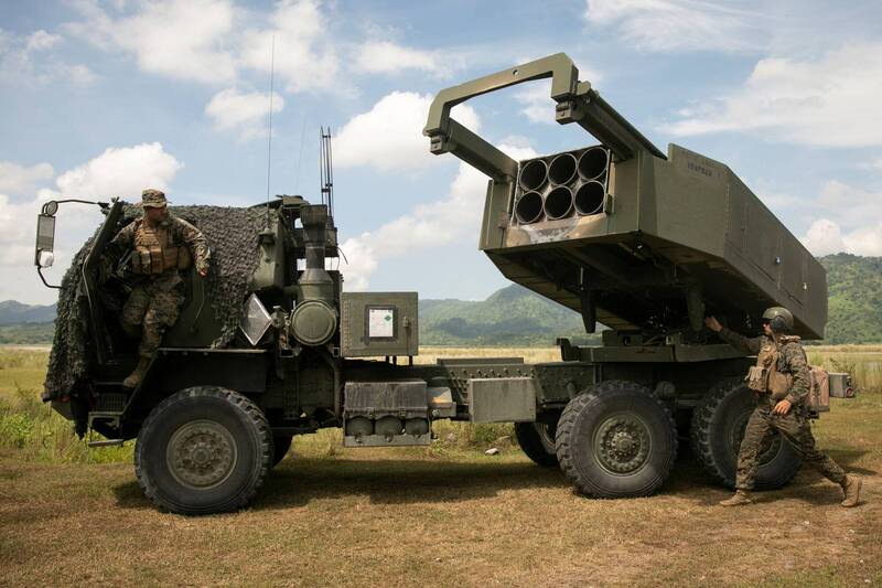 爱沙尼亚与美国国防合作安全局签约，购买6套海马斯多管火箭系统。图为美国与菲律宾联合军演中，美军操作的海马斯。（路透）(photo:LTN)