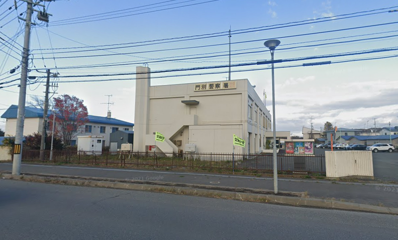 日本北海道67岁老妇，持折叠椅将丈夫活活打死。图为侦办此案的门别警察署。（图撷自Google街景）(photo:LTN)