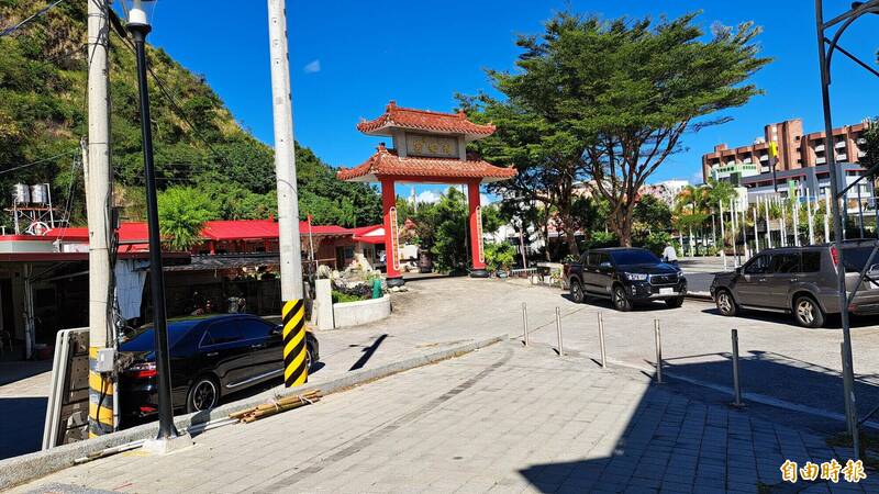 台東縣府尋找鯉魚山市集的搬遷新址，今天覓得武安宮前排水溝加蓋的位置，一樣在鯉魚山下，緊鄰現有市集。（記者黃明堂攝）