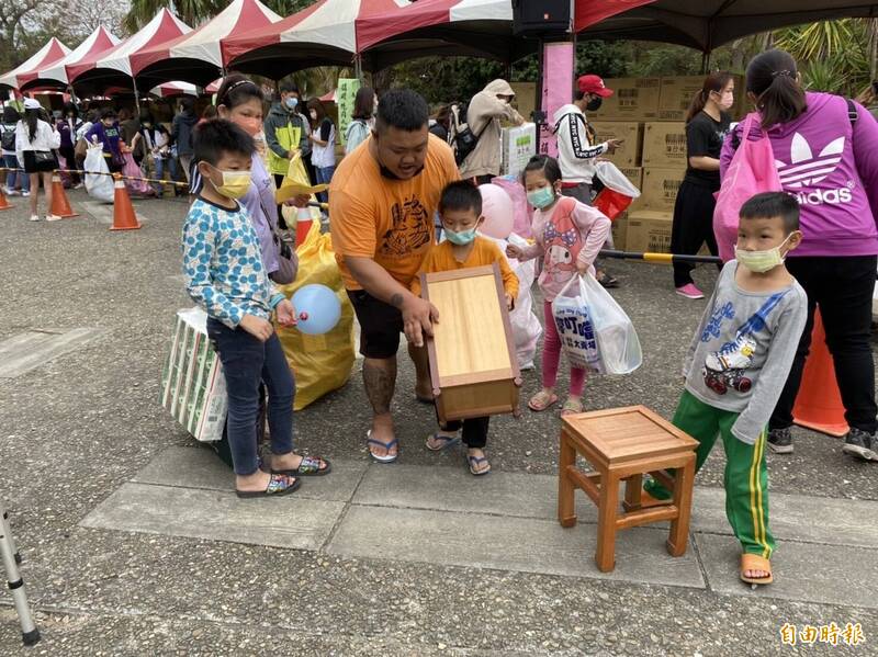 雲林家扶歲末「被」感幸福， 近千受扶助家庭愛心物資滿載而歸。（記者詹士弘攝）