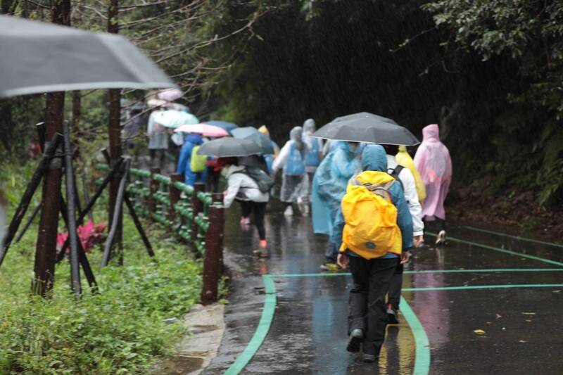 第4屆亞洲步道大會在台灣登場，基隆市政府今天（4日）在暖東峽谷入口廣場，舉辦徒步嘉年華迎賓起走，來自日、韓嘉賓一同走訪淡蘭古道中路的暖東峽谷步道。（圖為基隆市政府提供）