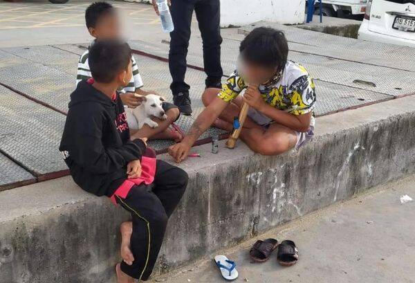 近日有泰国民众拍到小学生当街抽大麻，引发热议。（图翻摄自推特）(photo:LTN)