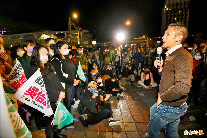 民進黨北市立委補選參選人吳怡農昨首次街講，爭取民眾支持。（記者塗建榮攝）