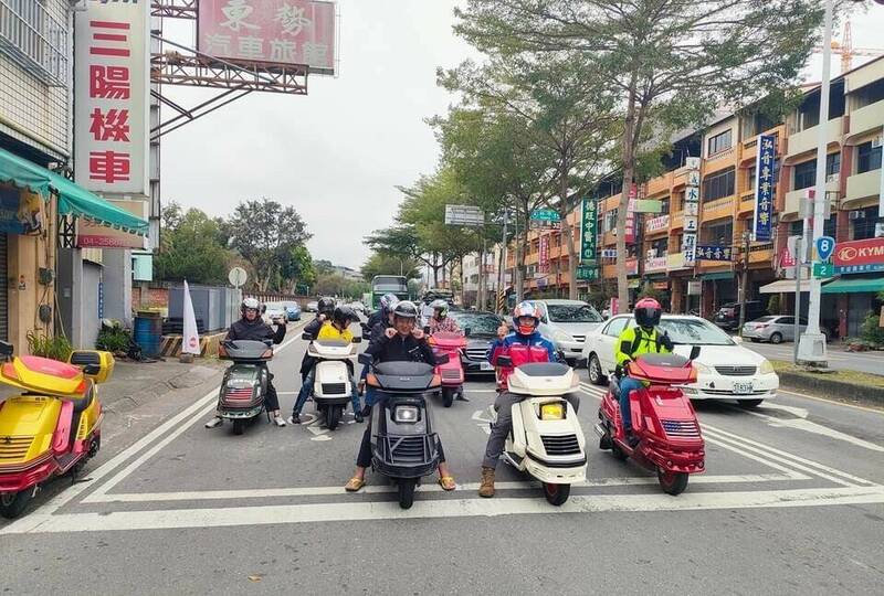 車齡逾30年的「名流」150仍能帥帥奔馳街頭。（江文正提供）