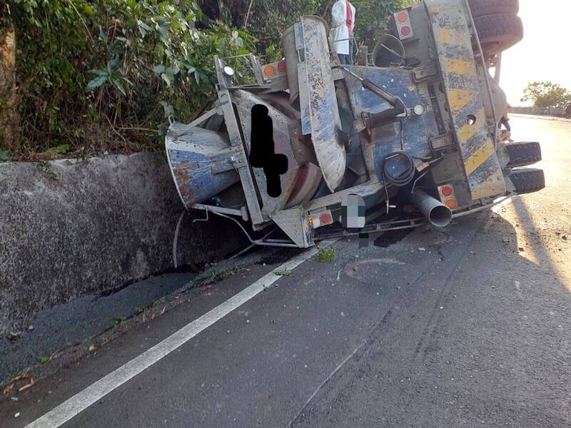 預拌混凝土大車側翻，駕駛受困車內。（民眾提供）