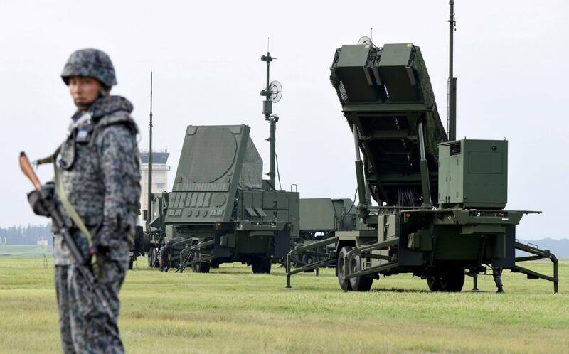 日本政府規劃14支陸上自衛隊地對空部隊新增飛彈攔截能力，同時將南西諸島的部隊部署量提高到目前的3倍。圖為日本自衛隊愛國者飛彈。（法新社）