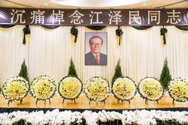 中国前领导人江泽民日前病逝，香港当局在香港中央人民政府联络办公室设立悼念点。（美联社）(photo:LTN)
