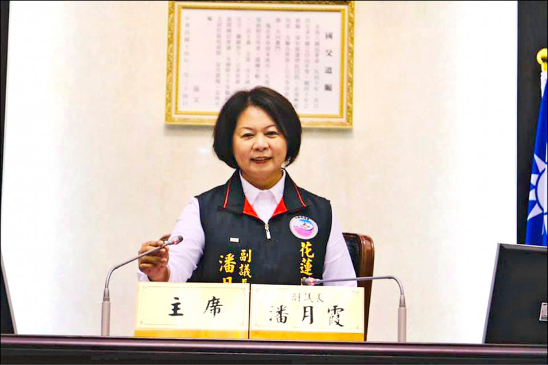 國民黨籍花蓮縣副議長潘月霞涉利用女兒民宿員工當人頭，長期詐領助理費約六十萬元，法院昨深夜裁定羈押。（圖：取自潘月霞臉書）