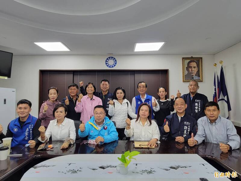 台南國民黨團新年度書記長由議員蔡育輝（前排左3）接棒，黨團力推副議長李文俊（後排左2）拚連任。（記者王姝琇攝）